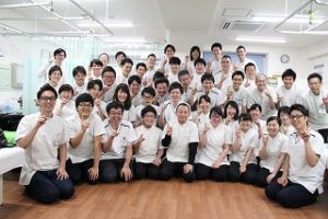 整骨院が初めての方をお迎えするあさひろメディカルグループのスタッフ集合写真（葛西駅前あさひろ鍼灸整骨院）